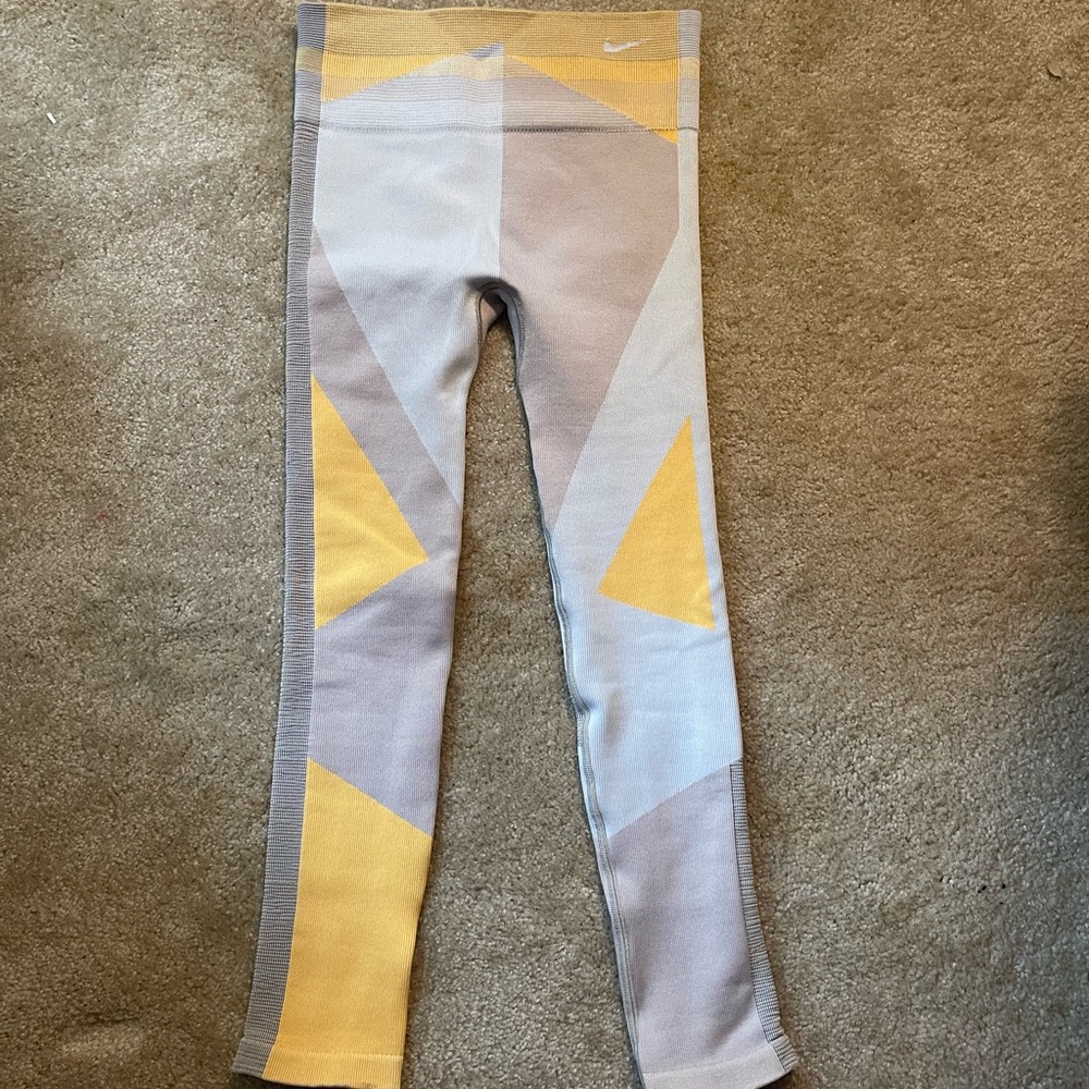 BNWOT NIKE LEGGINGS🟡